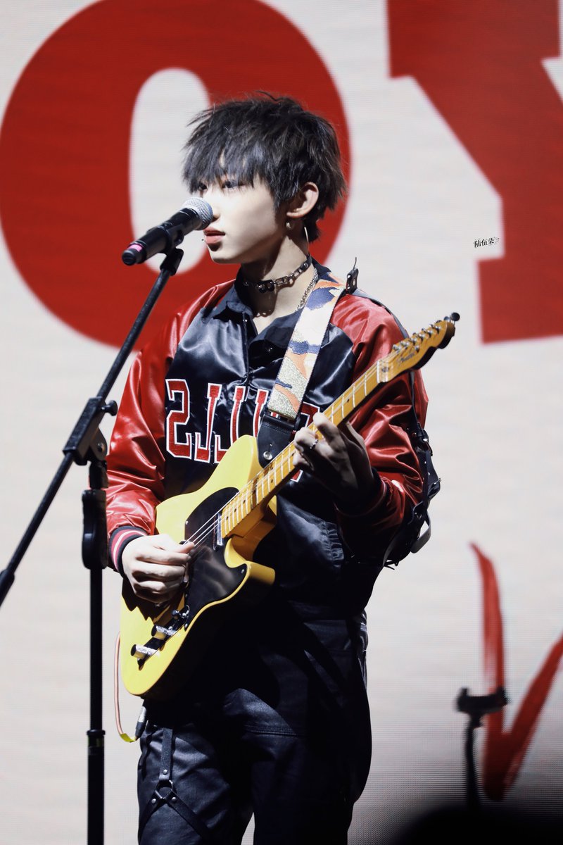 About_Zeyu's tweet photo. 211225 #WinterCode 팬미팅 ❤️
오늘도 기타 🎸
#BOYSTORY #저위 #泽宇 #ZEYU https://t.co/mMNRGWh3jd