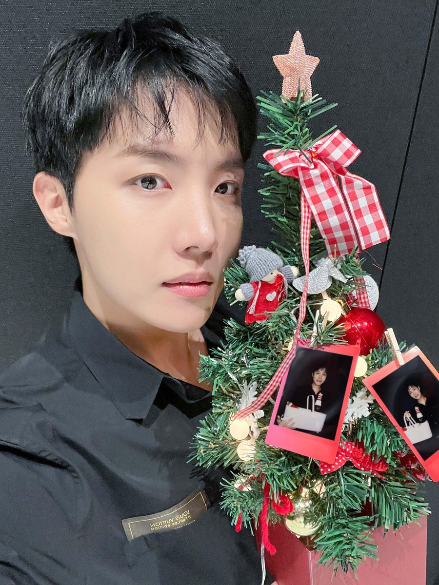 wearyghouI's tweet photo. I hope you all have a Merry Christmas! Did Santa give you what you want? https://t.co/R0Xb7sAmrx