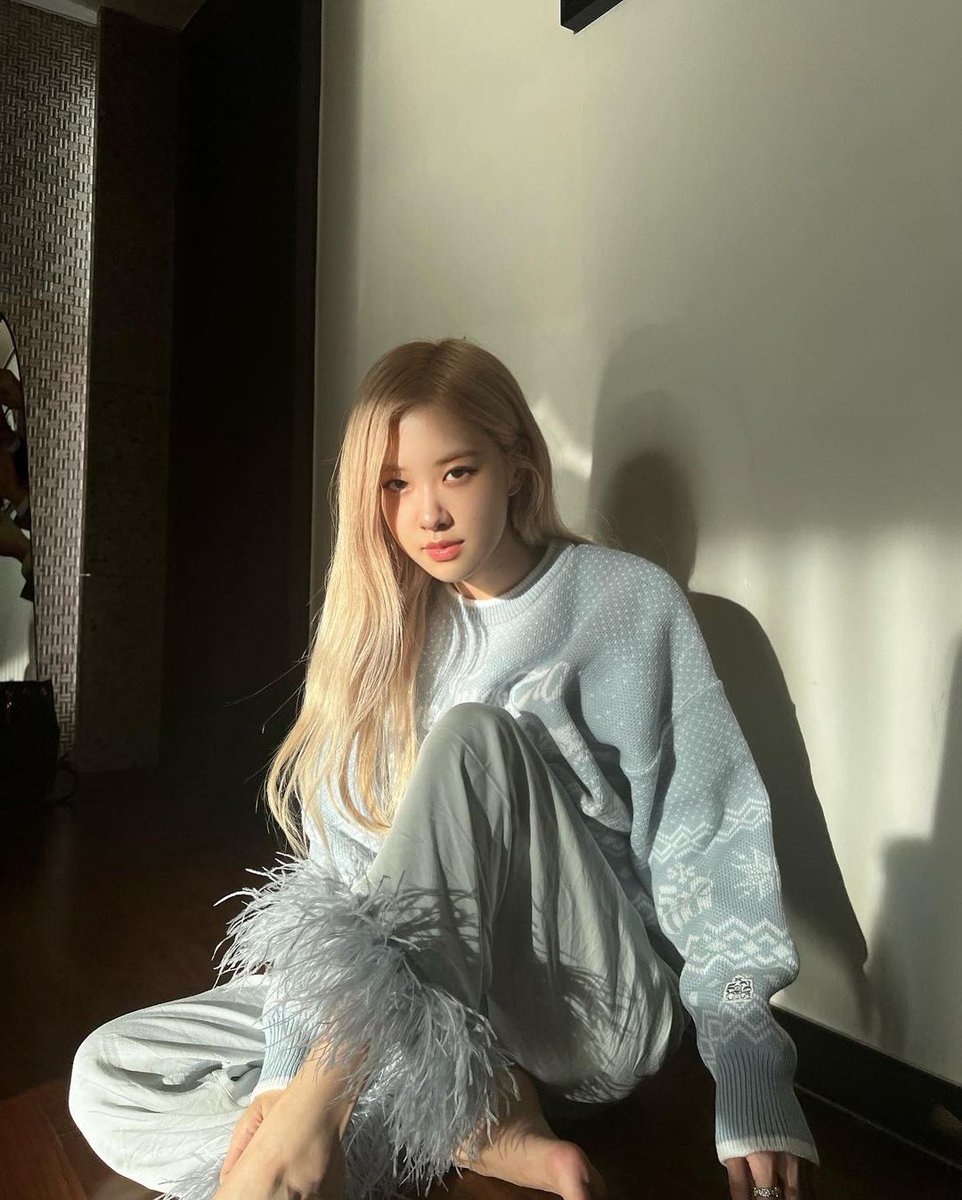 blackpinkcuteee's tweet photo. Ỏ em bé nhà ai xênh thế này 🙊💕
-IG- 
#Rosé #BLACKPINK https://t.co/tb99kRI0p5