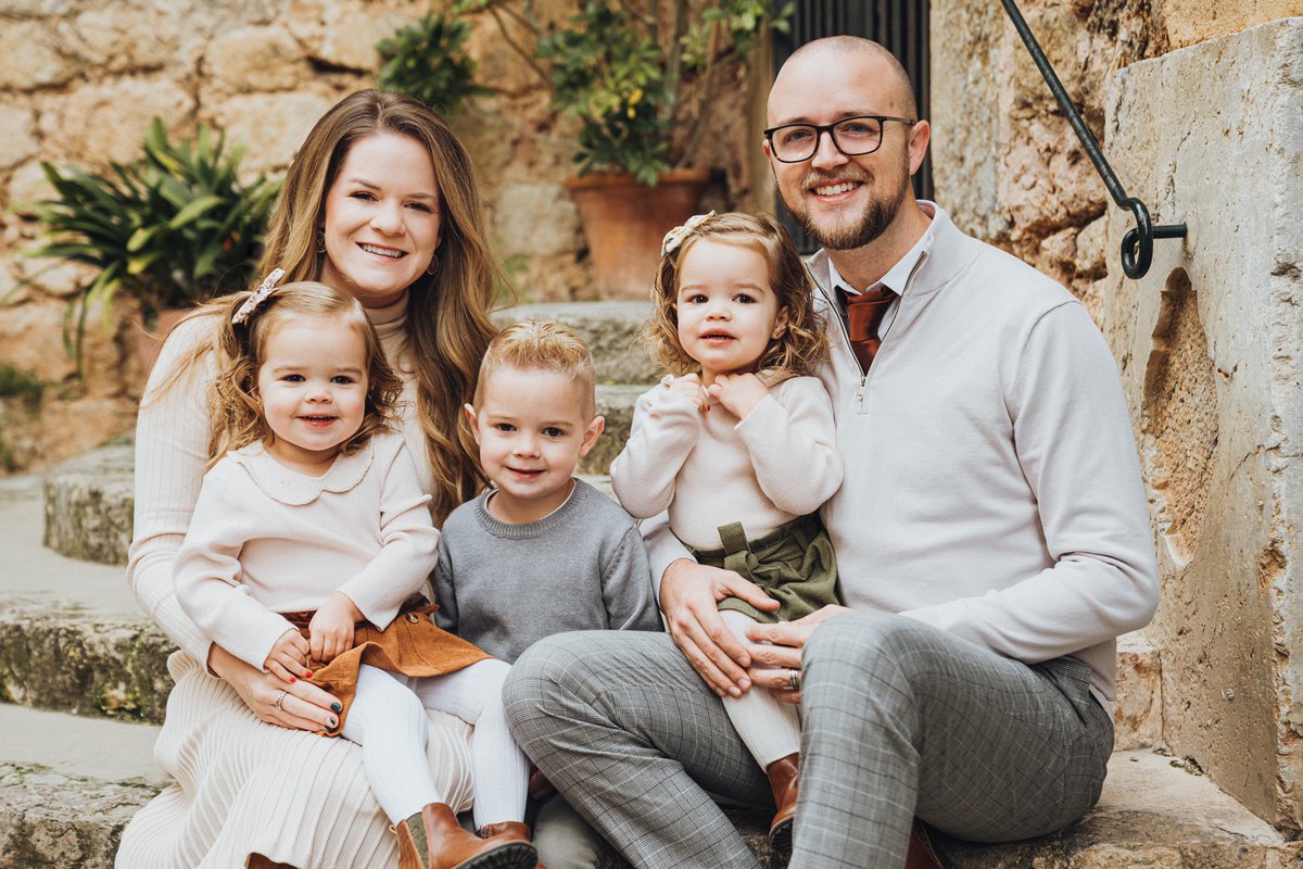stanleystospain's tweet photo. Merry Christmas and a Happy New Year from our family to yours! https://t.co/xp0nPaGEY4