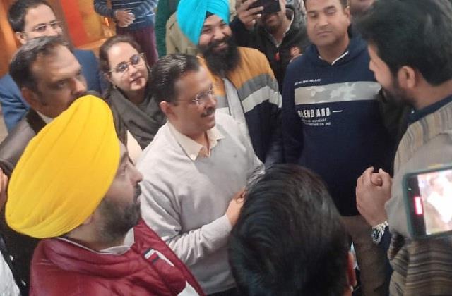 punjabkesari's tweet photo. राजा वड़िंग ने केजरीवाल से पूछा सवाल, बसों को लेकर की मांग
https://t.co/F7P0EOZkZE

#RajaWading #Kejriwal #bus #Airport #PRTC #Roadways #HindiNews #LatestHindiNews #PunjabNews https://t.co/6LhSvwzNEm