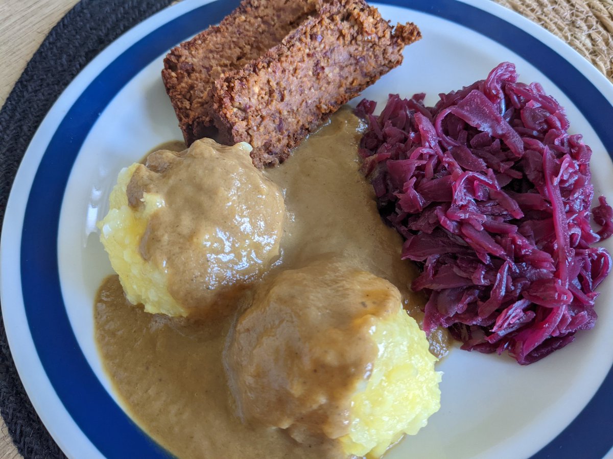 Phialotl's tweet photo. Nicht besonders schön, aber sehr lecker: Veganer Nussbraten von Zucker &amp; Jagdwurst, mit Klößen, Rotkohl und dazu eine vegane Bratensauce aus dem Thermomix. 🤤 https://t.co/Ehm9OCFBpM