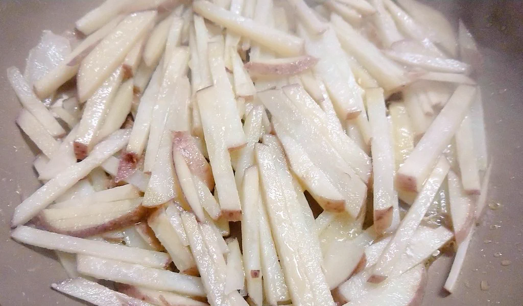 何これ⁉️美味しそう！
すぐ出来そうだし！
💡🥔(* ॑꒳ ॑*  )🥔ｲﾓﾊﾟﾗやん！
で、
しゃおらっっ！！
↓↓↓
カロリー爆弾が完成したww🤤
パセリなんてないから胡椒🤭
味は美味しかった🤤👌  