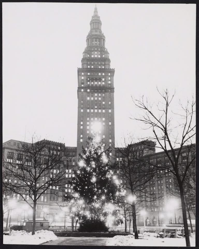 Merry Christmas 🎄🎁 Cleveland (1945) Photographer: Perry Cragg.