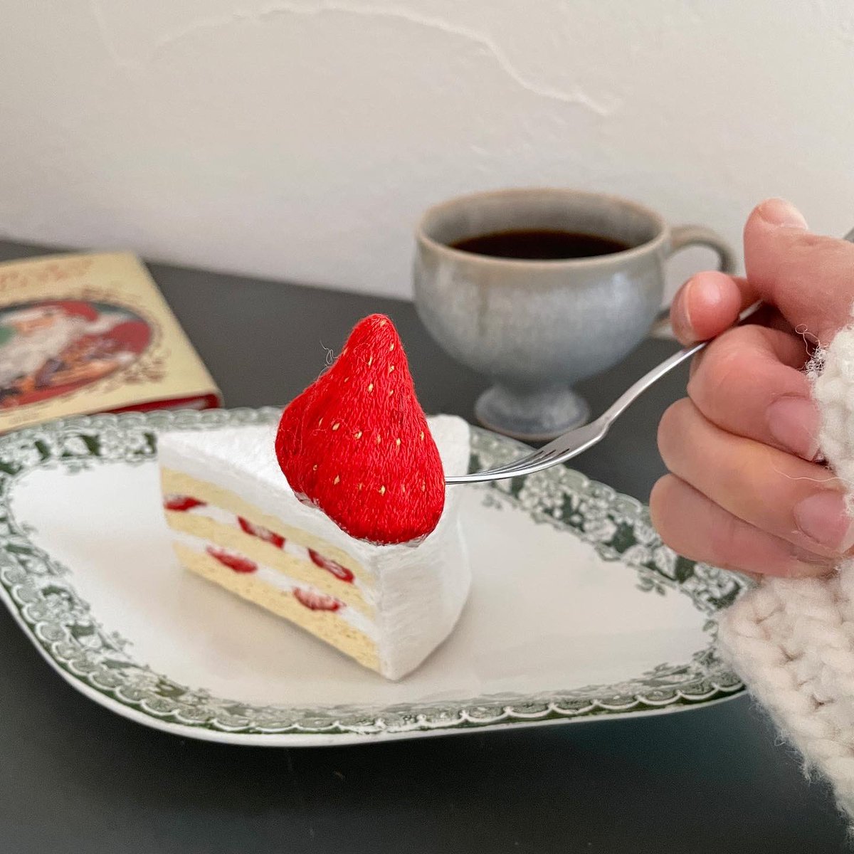 🎄🍰

Merry Embroidery Christmas
' Strawberry thief '

小さなころ
ショートケーキのイチゴだけ
ぬすみ食いして怒られたっけ。

素敵なクリスマスを…🎄💫

#handembroidery 
#hideandseekembroidery 
#かくれんぼ刺繍
@DMCtokyojapan