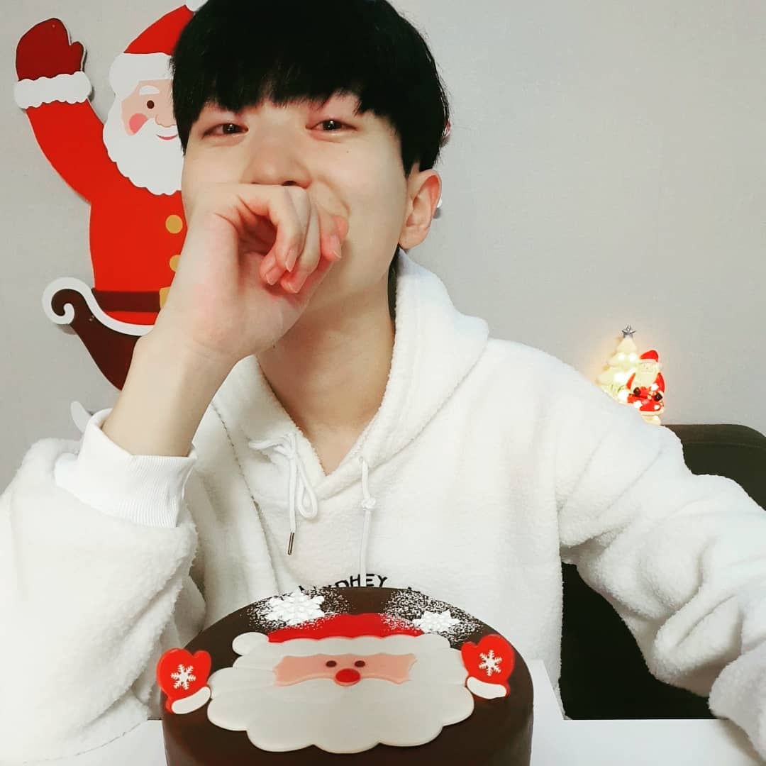 Laun_Thailand's tweet photo. [TRANS] 211225 #mni_msg_0812 Instagram

เมอร์รี่คริสต์มาส!!!!🎄🎅
วันนี้อากาศหนาวมากเลย😭
ทุกคนจะต้องดูแลตัวเองดี ๆ นะครับ
ผมหวังว่าพวกคุณจะจบปีนี้ไปได้ด้วยดีนะ😄

#คริสต์มาส🎄#ซานต้า🎅#มินซอกกี้🙋‍♂️ #คิมมินซอก

https://t.co/aa7zzkUZRJ

#KimMinSeok #김민석 #LAUN #라운 https://t.co/TGqt70PN1o
