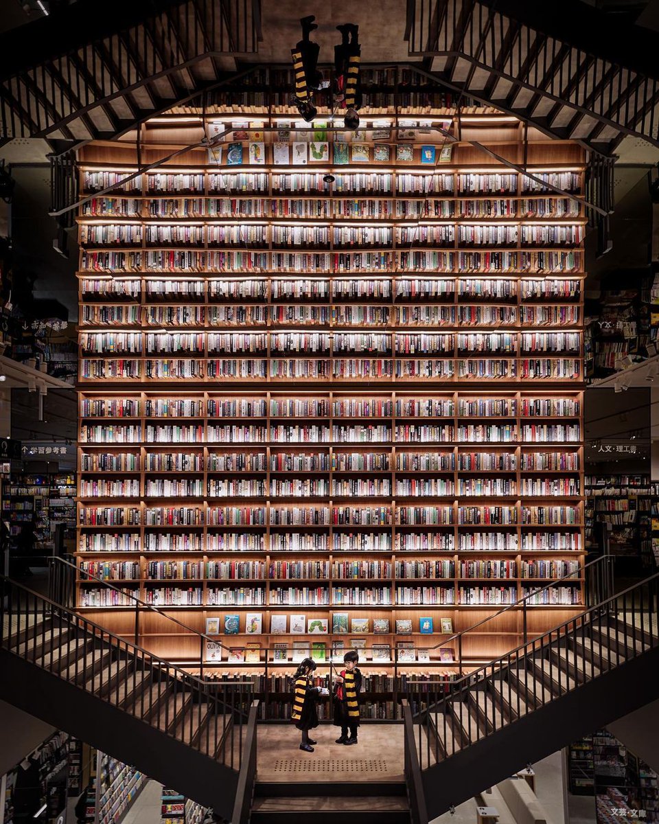 LaImaiMessina's tweet photo. La mia declinazione personale del Natale e del dopo Natale. Ah, anche del Capodanno e del post Capodanno e... tra una pagina e un'altra, ancora auguri. 

* La splendida Tsutaya Bookstore di Nagoya nello scatto di shigatsu0926. https://t.co/56hyqPHbGA