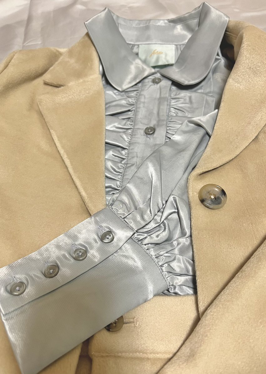 moon_crown_'s tweet photo. 𓊆 felitie 𓊇

12/25に届きましたっ( ¨̮ ) ❄️
もうとにかくブラウスが光沢感といい袖が細くなってるとことかレースの2重、色味もmimちゃんぽくて可愛すぎるんです、、
ジャケットのショート丈とスカートのピッタリ感・フリルが相性抜群🐻🤍
mimちゃん、可愛いお洋服をありがとう大切に着ます。 https://t.co/cjRu4wLGoF