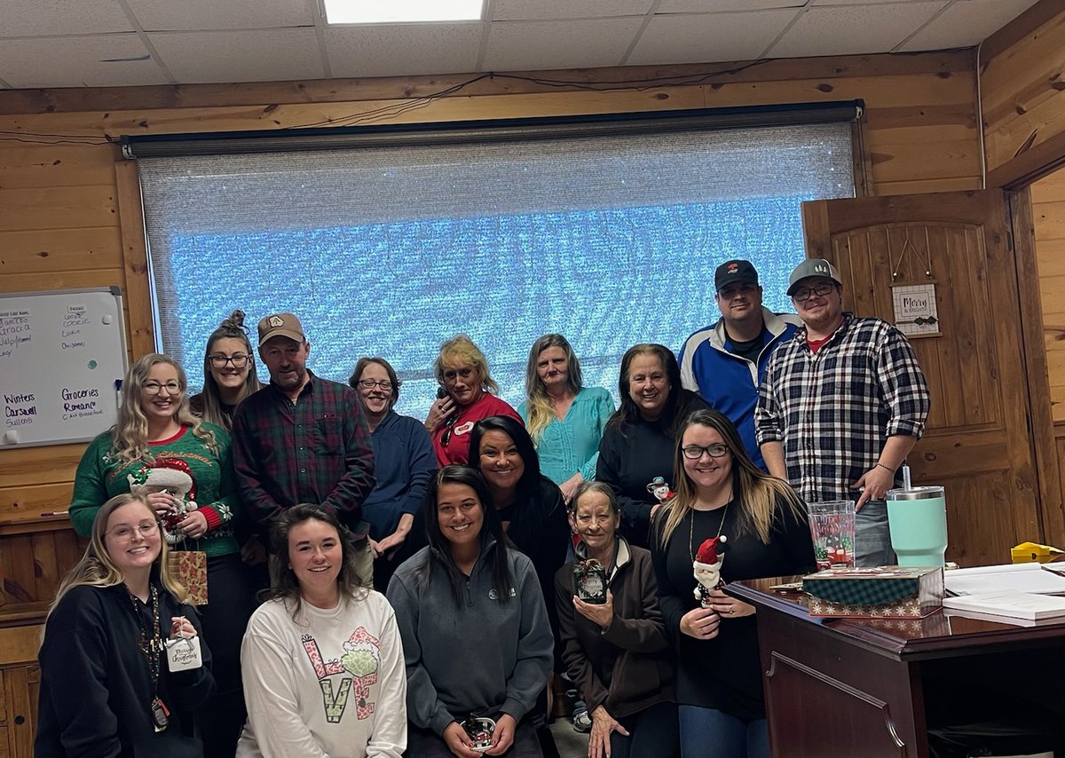 GA_MTN_CABINS's tweet photo. Wishing you a VERY merry Christmas, from our family to yours! #merrychristmas #blueridgega #mountainchristmas #merrymerry #vacationrentals https://t.co/2xgeCdq6GG