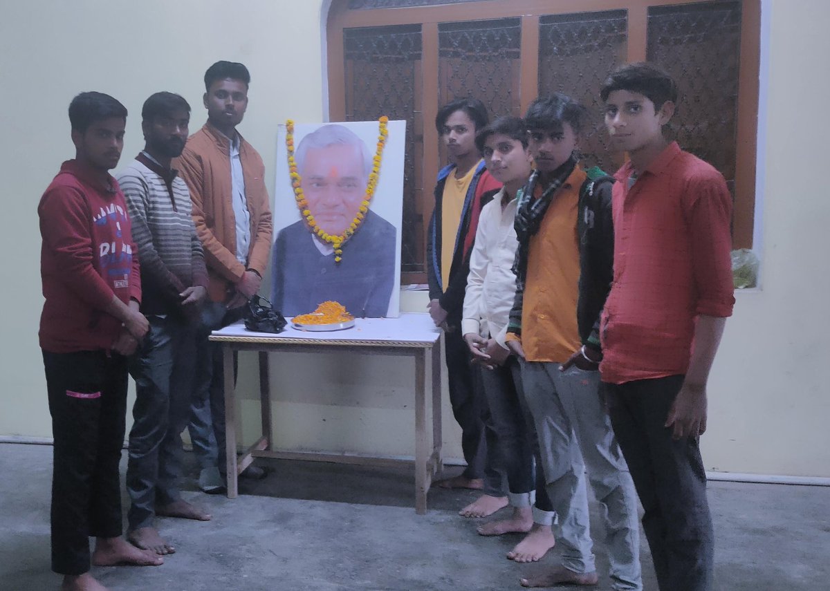VHParadhya's tweet photo. भारतीय राजनीति के पितामह, हम सब के आदर्श मार्गदर्शक, भारत रत्न, पूर्व प्रधानमंत्री अटल बिहारी बाजपेई जी को जन्म जयंती पर कोटि-कोटि नमन @VHPDigital @RSSorg @friendsofrss @KRT4Bharat @shivampanday08 https://t.co/CUsXspgUR0