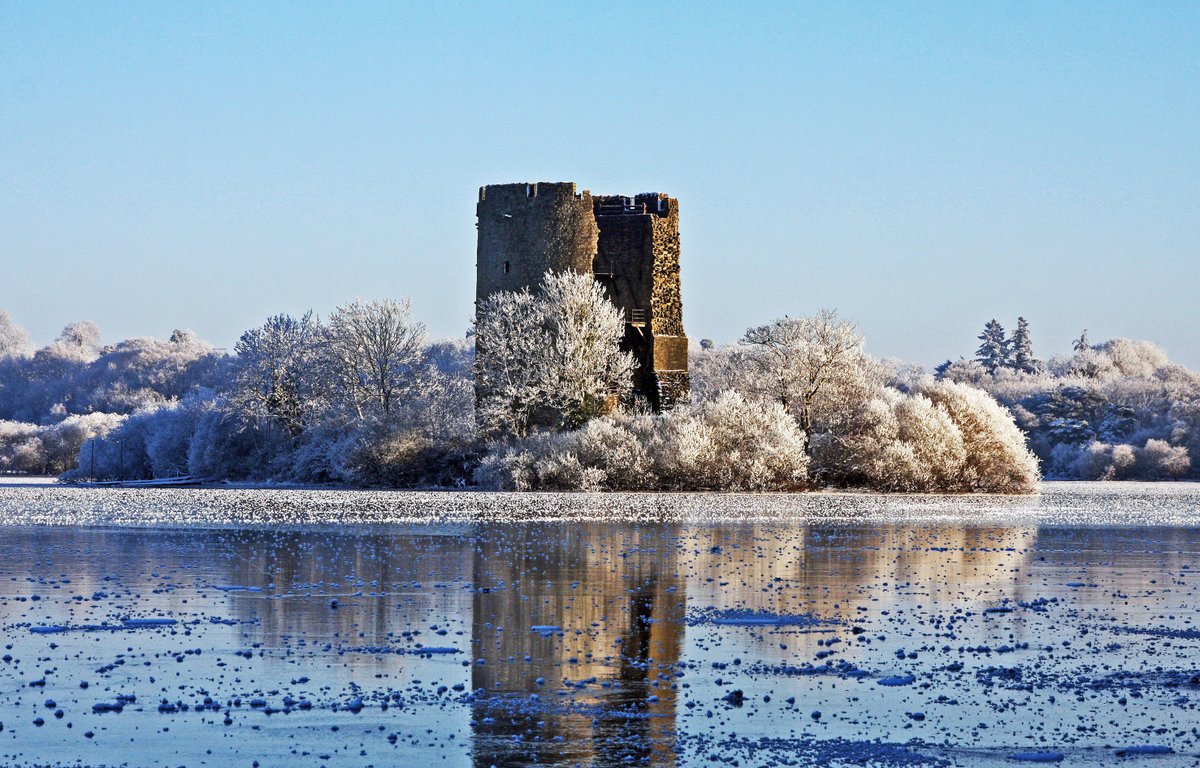 What better sight on Christmas morning than this stunning photo of a frost-covered Clough Oughter Castle? Merry Christmas to the global Cavan family from all at Cavan Calling. 💙

📸: Lorraine Teevan