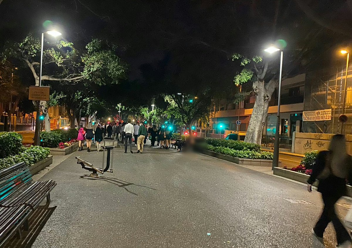 PoliciaLocalSC's tweet photo. Anoche fue necesario intervenir ante la congregación de más de 500 jóvenes que pretendían hacer un "botellón" en la zona ubicada entre Ramblas de Santa Cruz y c/ Numancia. Colaboraron @PoliciaLocalSC y @policia para controlar la situación y evitar incidentes. https://t.co/qKHgJZ2S3S