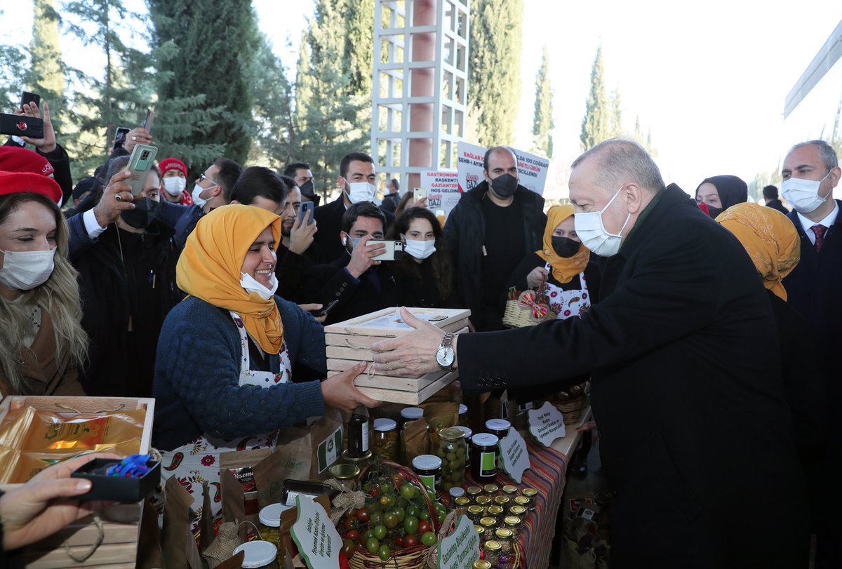 Cumhurbaşkanı <a href="/RTErdogan/">Recep Tayyip Erdoğan</a>, Gaziantep Büyükşehir Belediyesi Kadın Kooperatifleri Birliği üyeleri tarafından açılan standı ziyaret etti.
