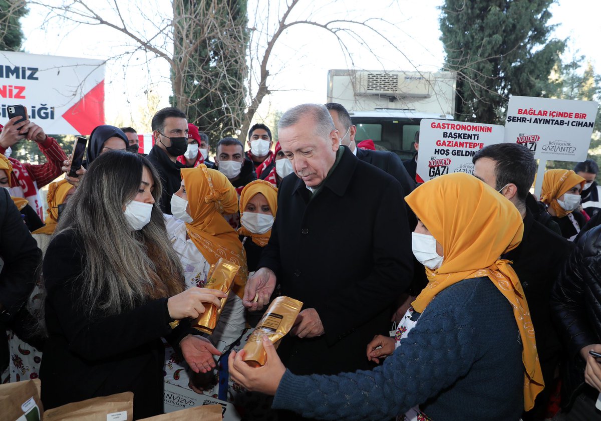 tcbestepe's tweet photo. Cumhurbaşkanı @RTErdogan, Gaziantep Büyükşehir Belediyesi Kadın Kooperatifleri Birliği üyeleri tarafından açılan standı ziyaret etti. https://t.co/Sn4EEZNjqP