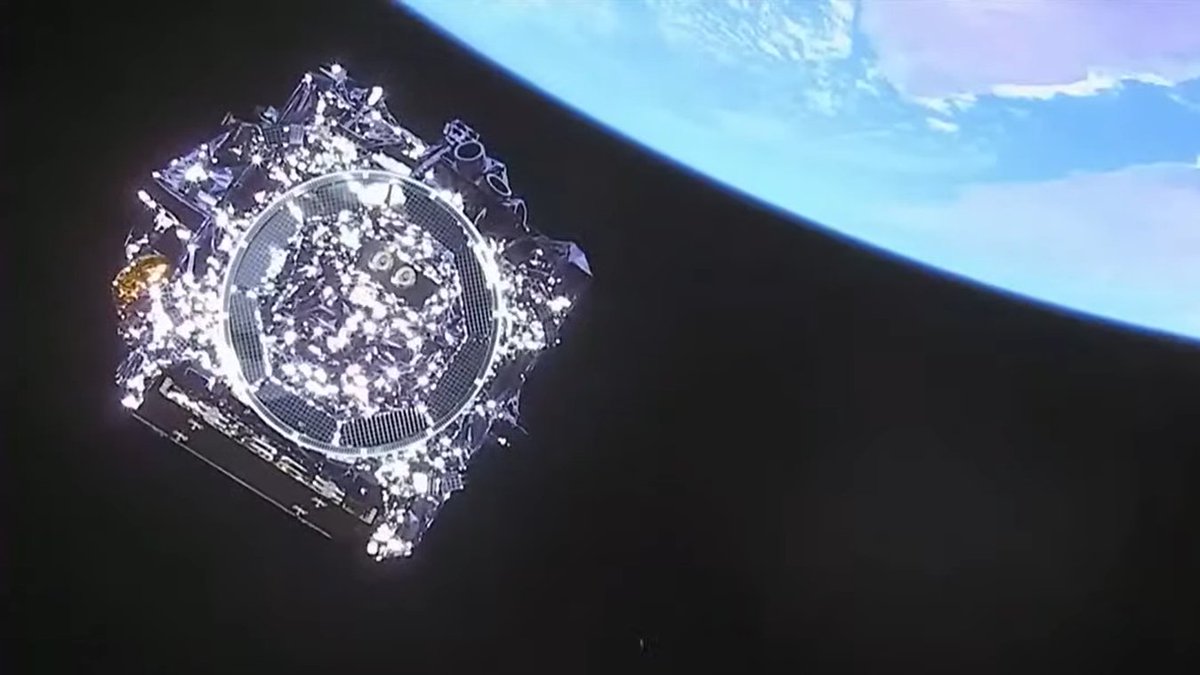 DLR_next's tweet photo. Sensationelles Bild der Bordkamera der Ariane-Oberstufe! Das #JWST nach dem erfolgreichen Start! https://t.co/OT43oVA3mZ