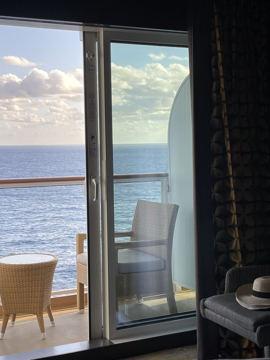 Alison909's tweet photo. @CruiseNorwegian What Christmas is like… Christmas Movie✔️ Warm Sunny Balcony ✔️ Holiday decorations ✔️✔️ Christmas Escape🎄🎅🏽🤶🏽 ✔️✔️✔️✔️ https://t.co/NfOmorpwLW