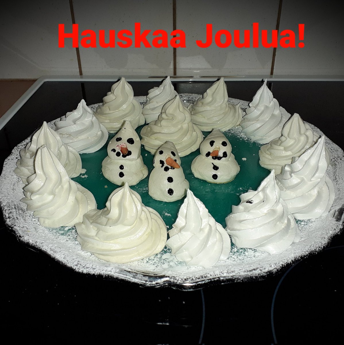 harsi62's tweet photo. Leppoisaa Joulun jatkoa! Kun aaton ruokailut hoitui järkevästi ja innoissaan tuli vedettyä kotitreenit tuplana, voi tänään hyvällä omalla tunnolla vähän herkutellakin. #joulu #kuntoilu #liikunta #terveys #herkut #hyväolo #hyvinvointi #tasapaino https://t.co/XHEnyWEqQ8