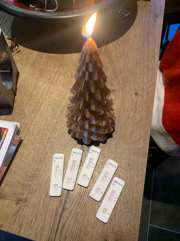 DolfTr's tweet photo. @suzan Hahaha, nieuwe kersttraditie? https://t.co/zAN3uy8Fku