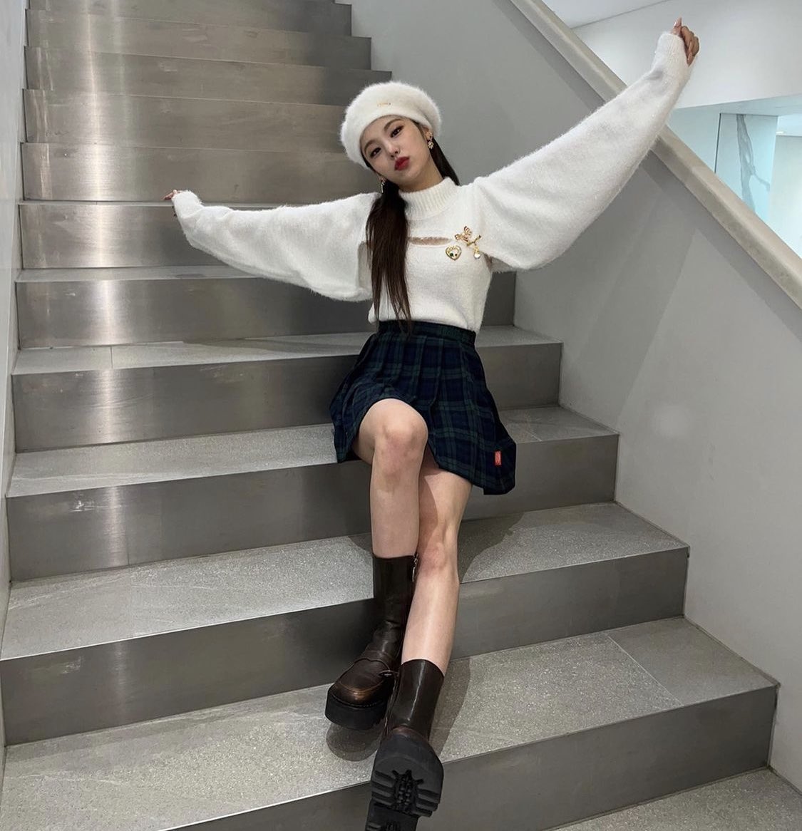 itztimi31's tweet photo. yeji looks like light fury here cos of her arms up high 😭 https://t.co/ypdAaC8gHl