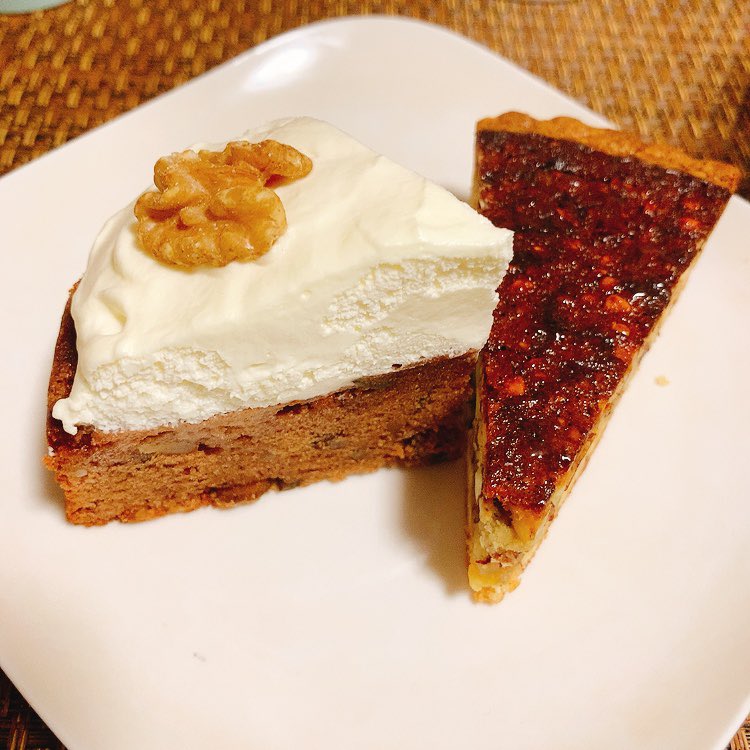 ta25794138's tweet photo. 最後のオバーユさんで買ったケーキは、ごぼうとクルミのチョコケーキと、アーモンドブルーチーズタルト😋
ごぼうのほんのりとした香りと食感、甘塩っぱいブルーチーズとナッツ、どっちも美味しくて、思い出のあるお菓子！最後に食べられてよかった🍰美味しいお菓子ありがとうございました🙏 https://t.co/3VzCjjIDsN