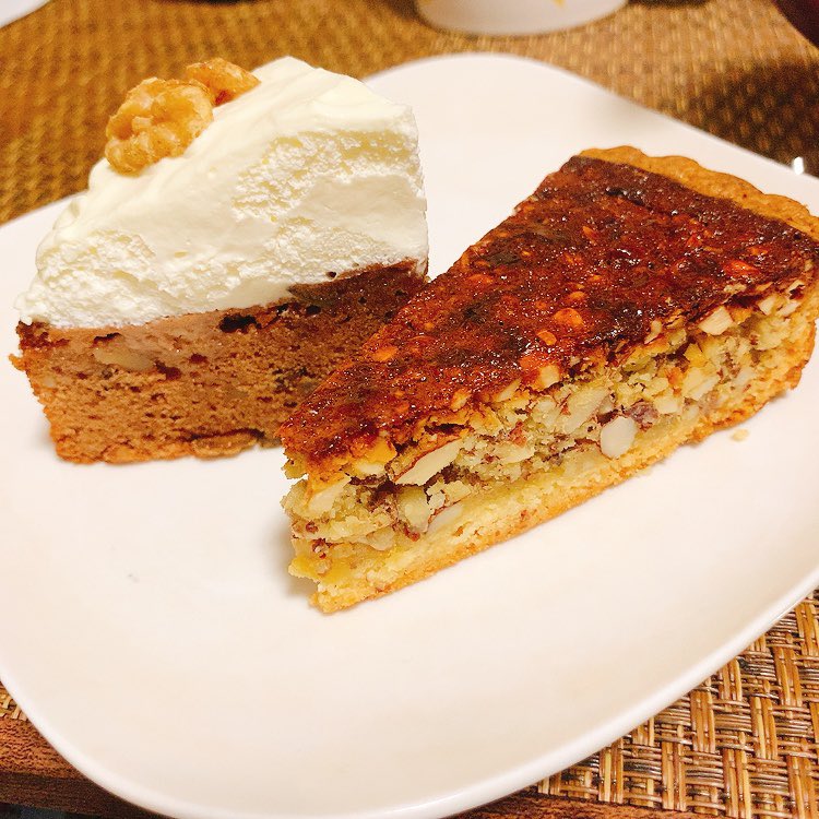 ta25794138's tweet photo. 最後のオバーユさんで買ったケーキは、ごぼうとクルミのチョコケーキと、アーモンドブルーチーズタルト😋
ごぼうのほんのりとした香りと食感、甘塩っぱいブルーチーズとナッツ、どっちも美味しくて、思い出のあるお菓子！最後に食べられてよかった🍰美味しいお菓子ありがとうございました🙏 https://t.co/3VzCjjIDsN