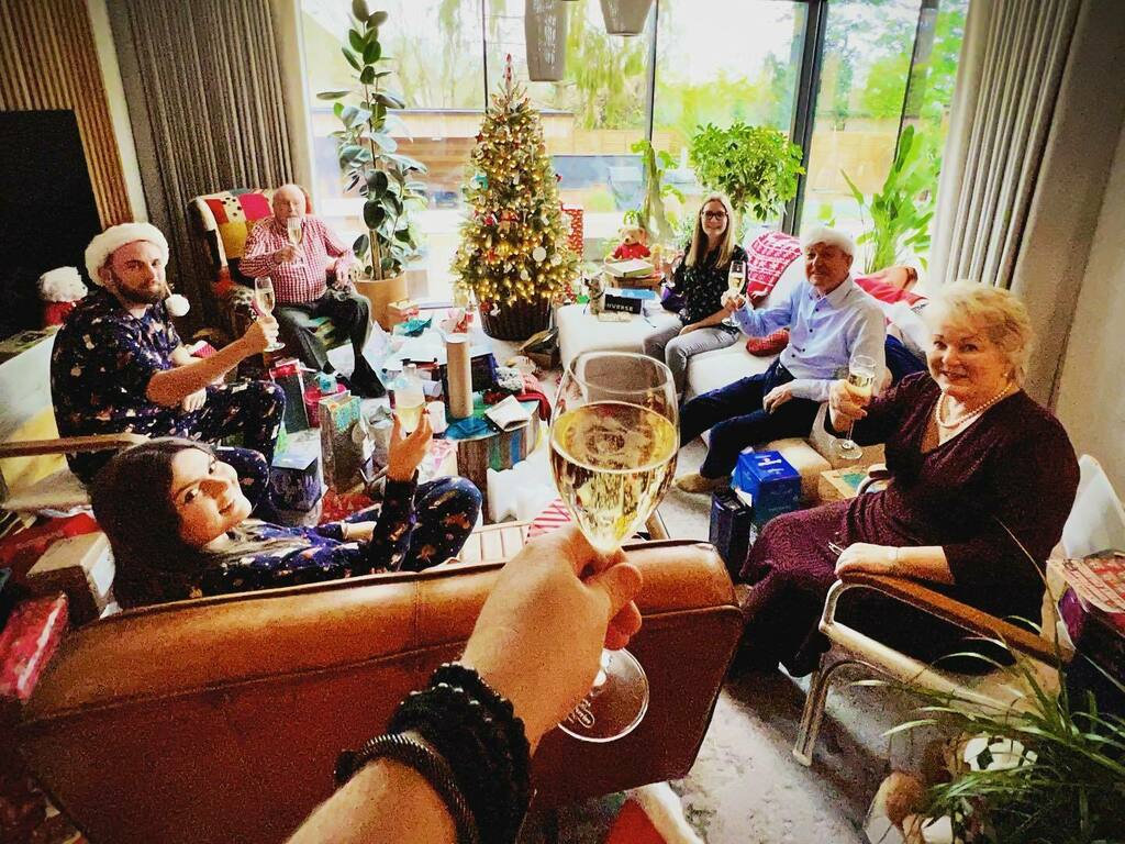 Cheers… Merry Christmas to you all 💙 #blessed #christmas #family instagr.am/p/CX58peiDX6I/