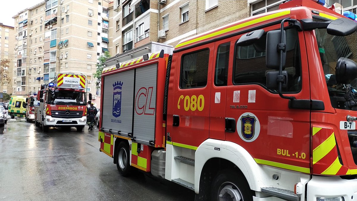encierrobombmlg's tweet photo. Acudimos a una apertura de vivienda por persona mayor caída en su interior que necesita 🆘🧓 asistencia médica.

No disponer de la autoescala pequeña (averiada) dificulta el acceso y aumenta el tiempo de la actuación, teniendo que realizar un descenso por la fachada con cuerdas. https://t.co/FhJpC9cW0N