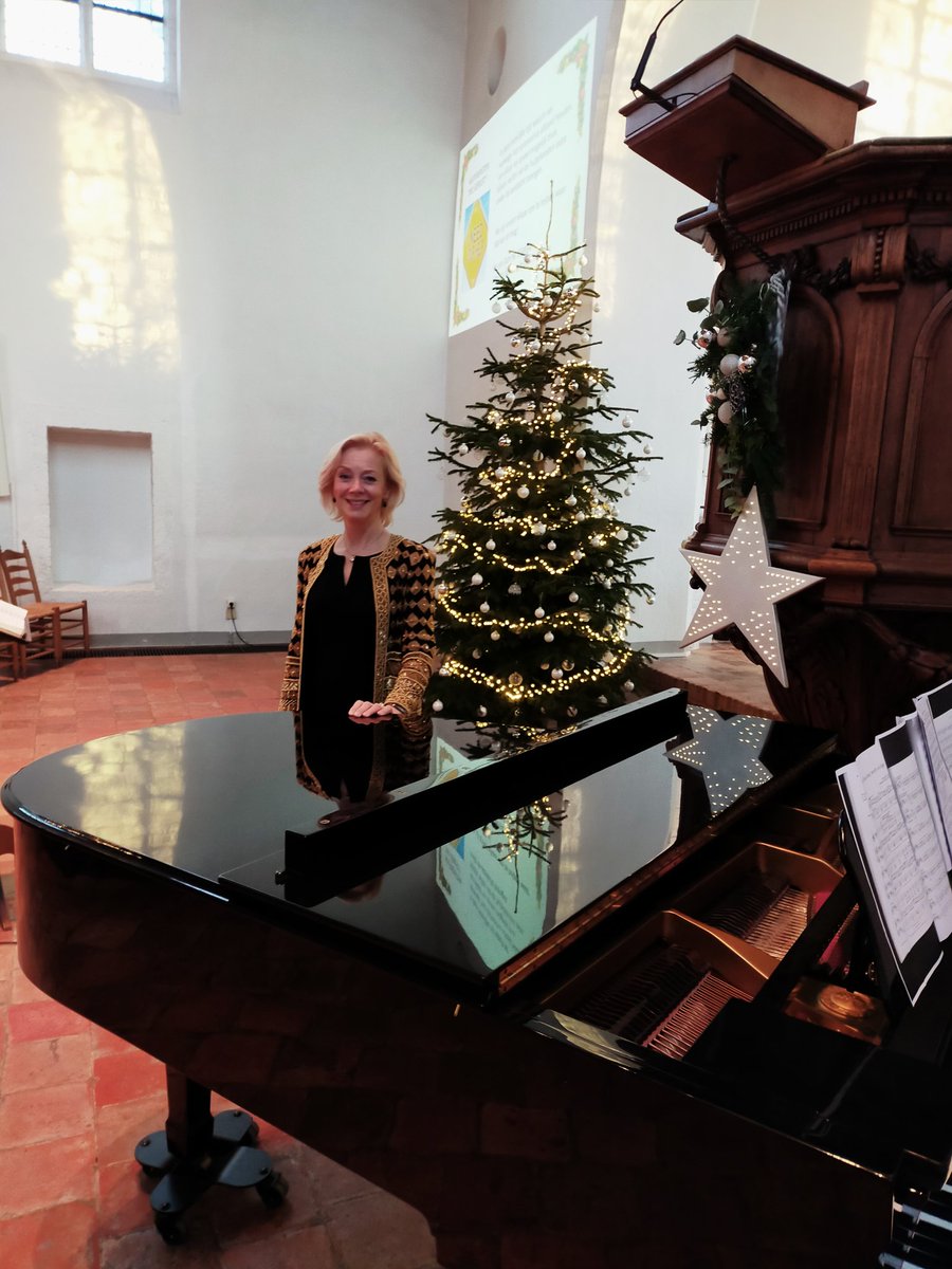 HooikammerJoke's tweet photo. Heerlijk gemusiceerd met sopraan Clara de Vries in de Oude kerk Ermelo vanmorgen..zo fijn om live muziek te mogen maken. #claradevries #oudekerkermelo #kerstdienst https://t.co/eNC2BI5Ig3