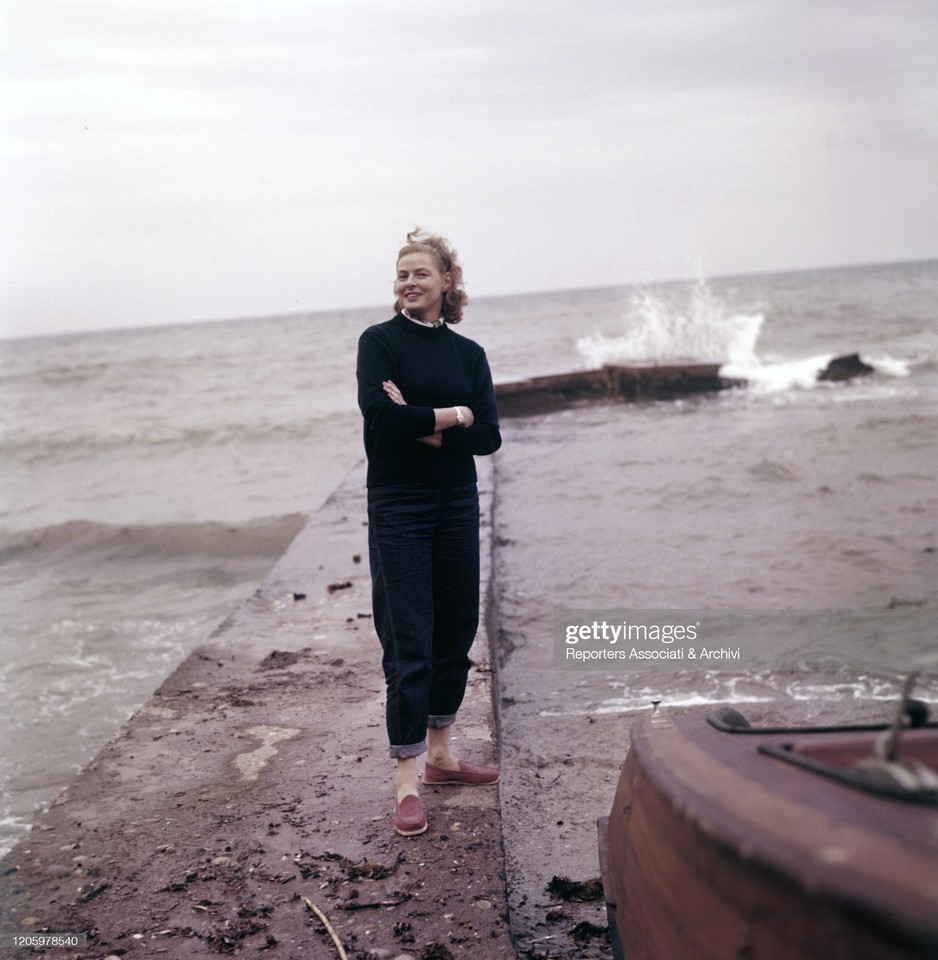 CitizenScreen's tweet photo. Ingrid Bergman by the Italian seaside #DailyIngrid https://t.co/My262No0bi