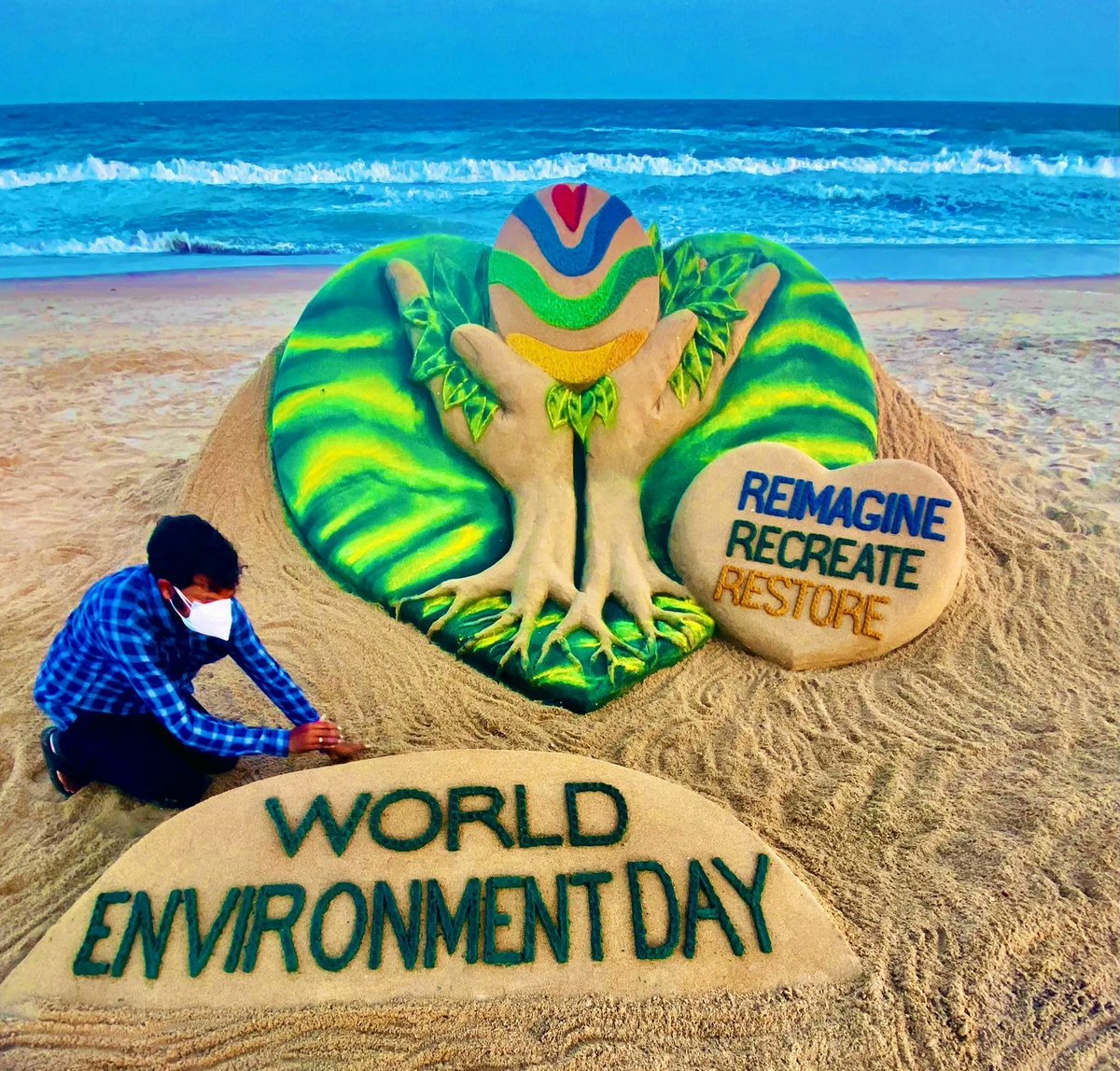 UNEP's tweet photo. #YearInReview -  In June we 

- reimagined
- recreated &amp;
- restored 

for #WorldEnvironmentDay: https://t.co/xiTAo3zRXx

International sand artist @sudarsansand created this beautiful piece for #GenerationRestoration https://t.co/EldZb8HHY7