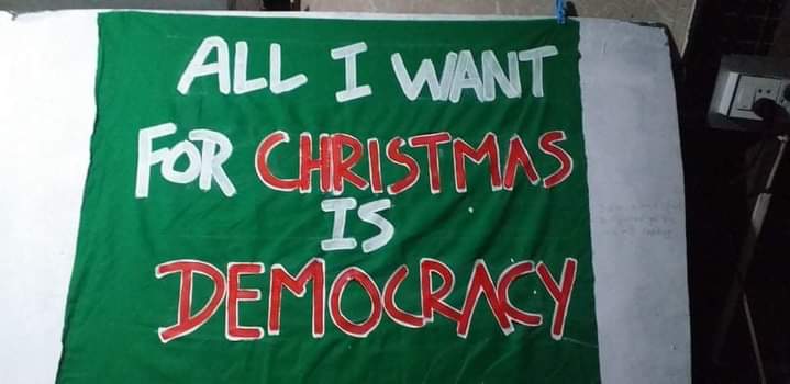 kayaprilnyein1's tweet photo. News:Junta Troops in plain clothes cracked down to youths who had led a protest rally in front of Min Aung Hlaing's mother-in-law's house in Yangon on this evening Dec 25, but youths successfully dispersed the crowd.
#PropagandaOfWorld #Dec25Coup
#WhatsHappeningInMyanmar https://t.co/tard2xT7wU