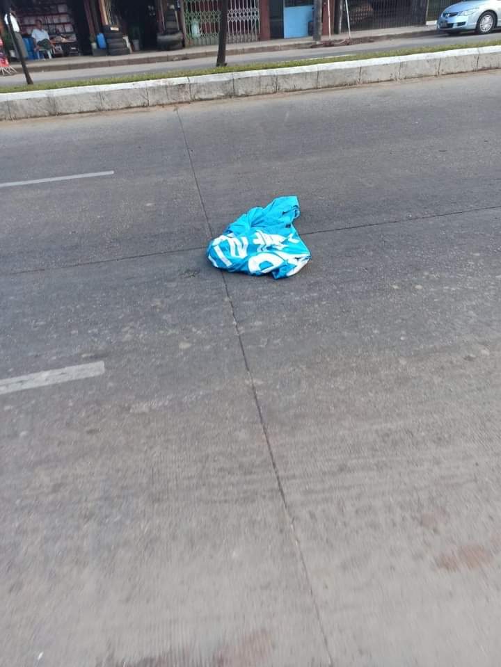 kayaprilnyein1's tweet photo. News:Junta Troops in plain clothes cracked down to youths who had led a protest rally in front of Min Aung Hlaing's mother-in-law's house in Yangon on this evening Dec 25, but youths successfully dispersed the crowd.
#PropagandaOfWorld #Dec25Coup
#WhatsHappeningInMyanmar https://t.co/tard2xT7wU