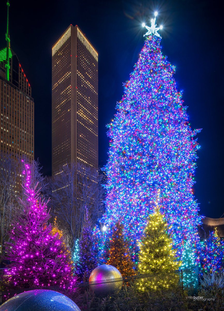 barrybutler9's tweet photo. From our city to yours, from my home to yours, Merry Christmas. #chicago https://t.co/o95KofLXf4