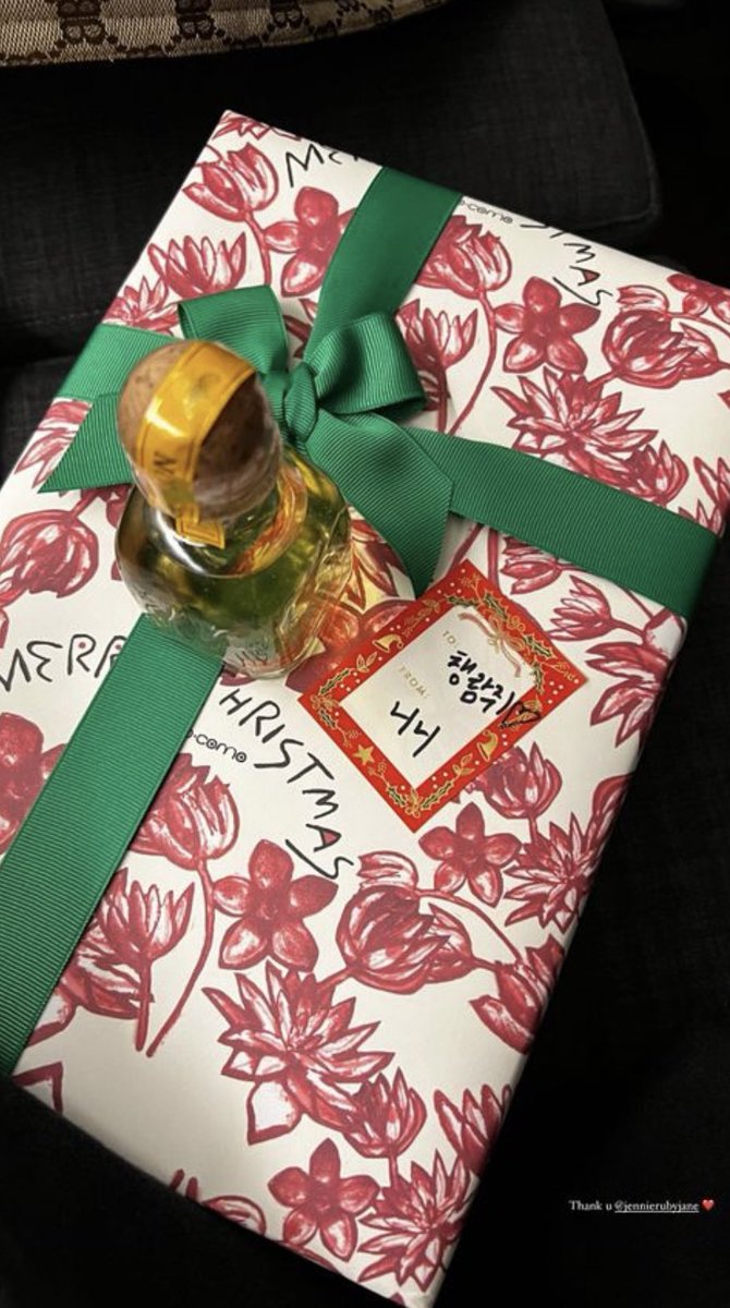 chncults's tweet photo. chaennie’s christmas gift to each other 😭💖

“to: chaeng-squirrel♡”
from: nini ”

“it's so delicious chaeng-ah, thank you 🌼” https://t.co/0O1d1W3vFv
