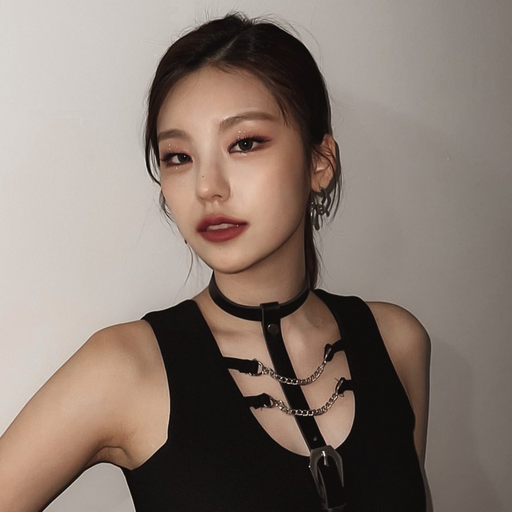 RYEJIF1LM's tweet photo. RYEJI: People will stare, so why not make it worth their while https://t.co/nvLXEj41Iq