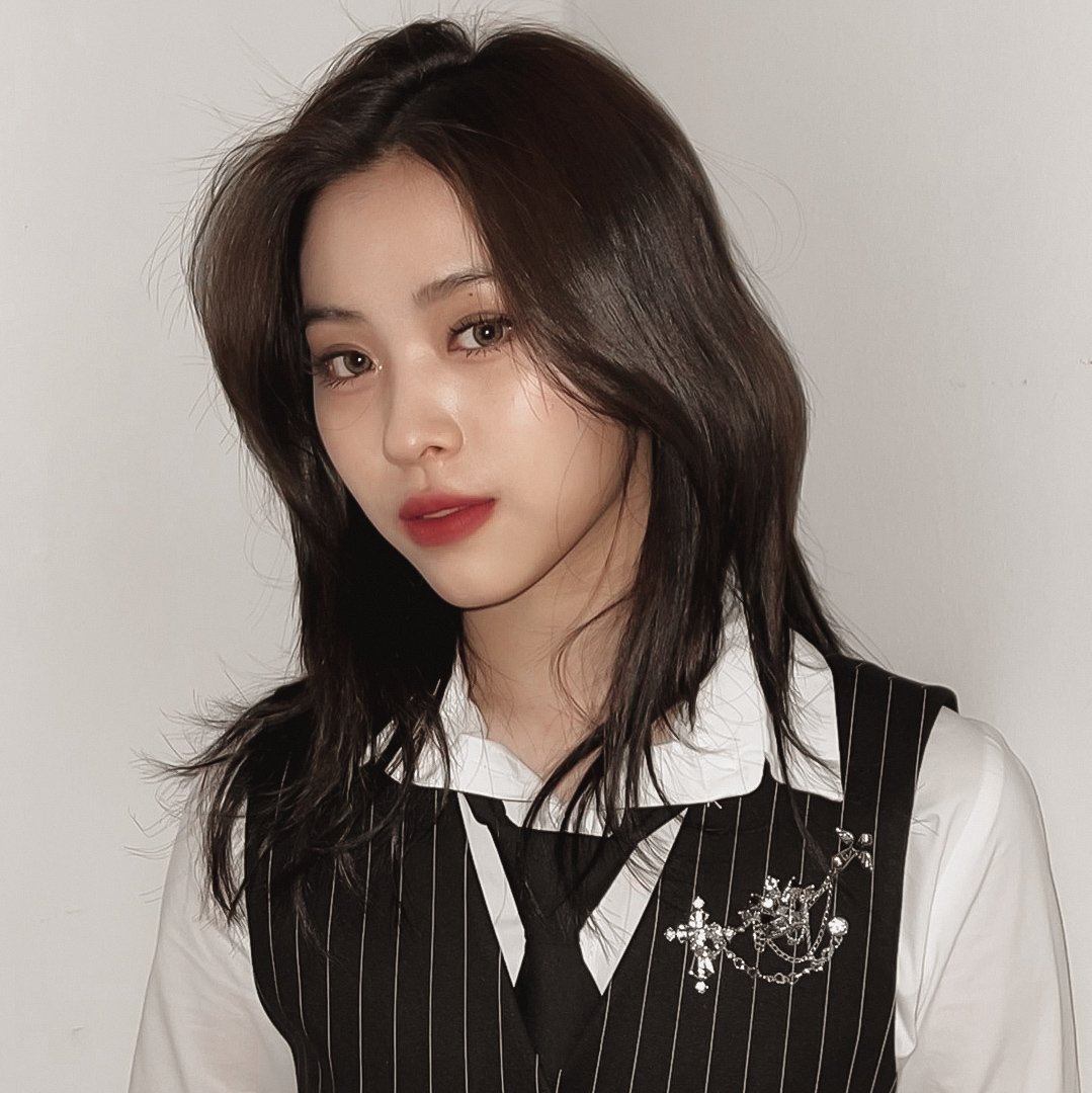 RYEJIF1LM's tweet photo. RYEJI: People will stare, so why not make it worth their while https://t.co/nvLXEj41Iq