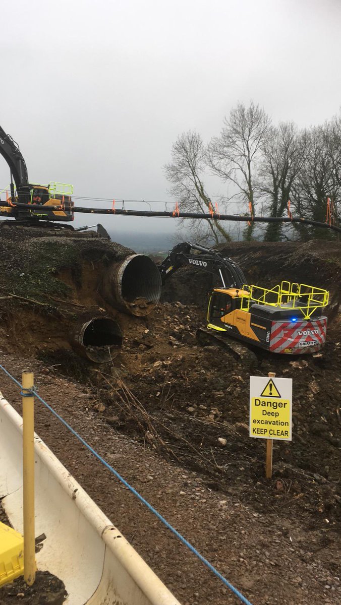 🛠Good progress in Stonehouse, Glos, where we are installing a new bridge for @CanalsConnected 

🛤The railway track was lifted overnight and now we’re removing the current structure. 

👍Thank you to all our neighbours for your patience.