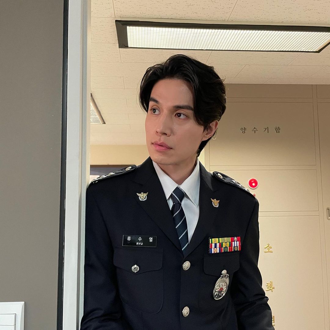 OppalabsPh's tweet photo. 211225 Lee Dong Wook Instagram Update •

-
수열의 𝔻𝕀𝔸ℝ𝕐 [👨🏻‍✈️🏍]
-
🎄메리 크리스마스🎄
⠀
제복 비주얼의 끝판왕 류수열 경정님! 그리고 🎵K는 나야 둘이 될 수 없어🎶 K수열의 비하인드와 함께 오늘도 본/방/사/수😉
-
@tvn_drama
-
#이동욱 #LeeDongWook #李栋旭 #욱스타그램 #tvN #🎄 https://t.co/PQMaf6qq9f