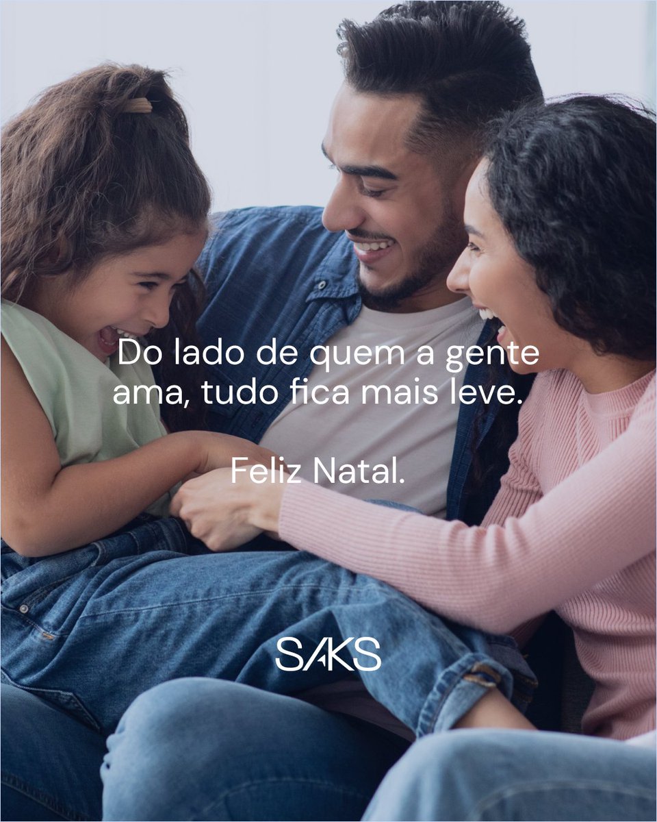 Neste Natal a gente está feliz por poder estar junto novamente.

Tempos difíceis acontecem, mas do lado de quem a gente ama (seja presencialmente ou pela tela do celular), tudo fica mais leve.

A Saks deseja um Feliz Natal para você.