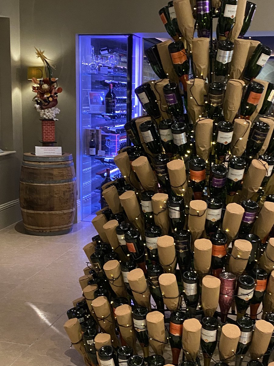 Merry Christmas to one and all from all the team <a href="/VineyardNewbury/">The Vineyard Hotel & Spa</a> 🎄⛄️ 🍷