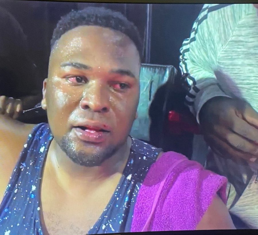 South African rapper Casper Nyovest organized a boxing match between a fan who always trolls him on twitter and himself last night 

It took Cassper just a few seconds to unleash a barrage of body blows and head shots, sending Slik Talk stumbling across the ring.

IWE FUNZO😂👏💯