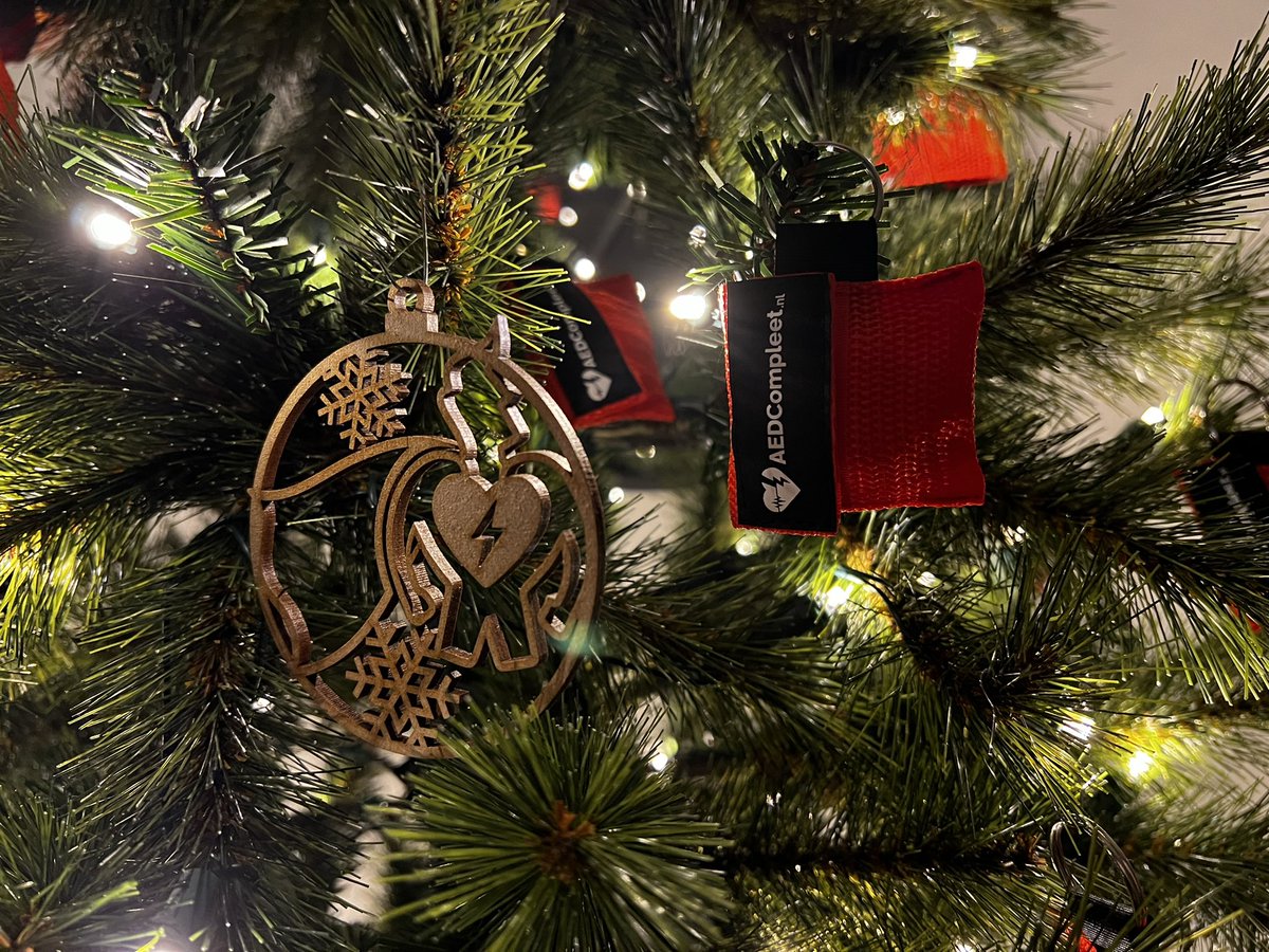 AEDCompleet's tweet photo. Prettige feestdagen en een gezond 2022 gewenst! 🎄

De ‘pre-orders’ hebben een kleinigheidje ontvangen in de post de afgelopen weken: https://t.co/dz0PHdK3aA