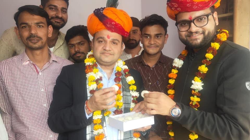 आगामी विधानसभा चुनाव सभी 200 सीटों से लड़ेंगे।आज चुनाव चिह्न ‘रसगुल्ला’ के साथ फोटो खिंचाते हुए।पार्टी का नाम क्या रखें ? व कौन कहॉं से खड़ें होवें ? कृपया सुझाव देवें।
और हॉं इसको मजाक नहीं समझें।