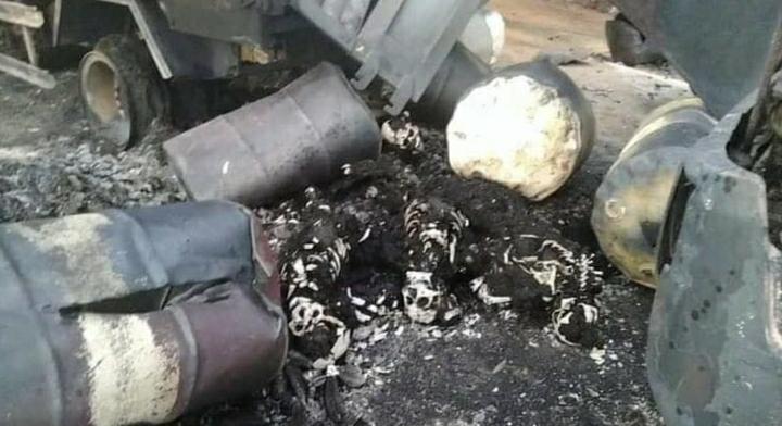 jin2_thida's tweet photo. Dark x'mas in Myanmar, the genocidal military junta have burnt alive dozens of innocent villagers including women and children in Hpruso, Kayah State.The world and our neighbours must stop watching and take action now!
#BurnAliveByJunta 
#WhatsHappeningInMyanmar 
#Dec25Coup https://t.co/yKOYBkrsg6