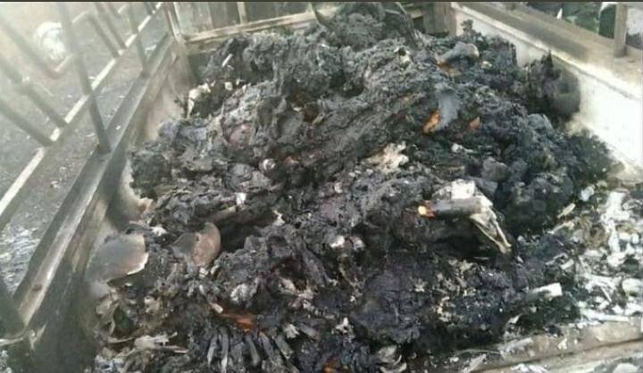 jin2_thida's tweet photo. Dark x'mas in Myanmar, the genocidal military junta have burnt alive dozens of innocent villagers including women and children in Hpruso, Kayah State.The world and our neighbours must stop watching and take action now!
#BurnAliveByJunta 
#WhatsHappeningInMyanmar 
#Dec25Coup https://t.co/yKOYBkrsg6