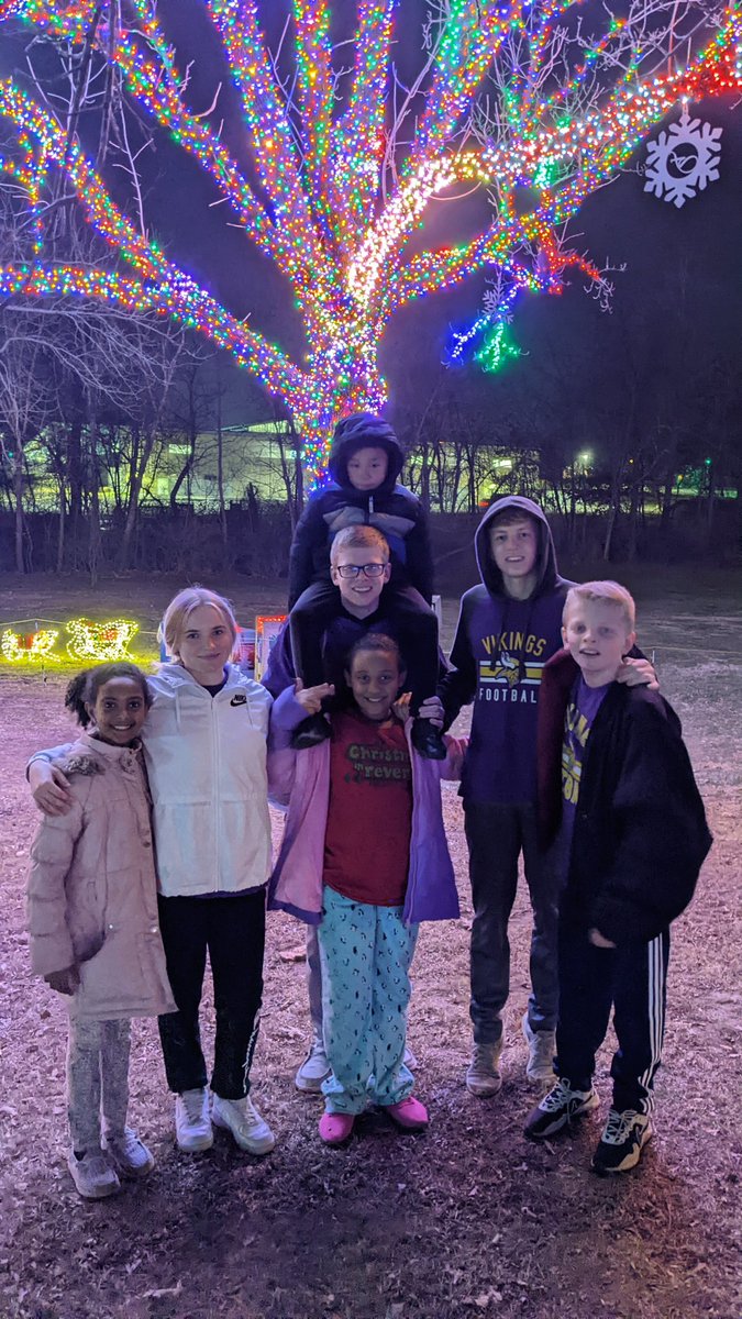 nicholas_drake's tweet photo. Merry Christmas! #DrakeCousins (most of them) #DrakeCity #DrakeKids https://t.co/gZaqyta6eb
