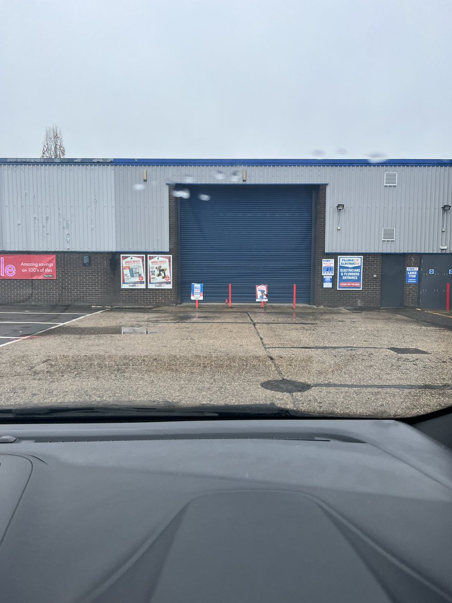 onwafor's tweet photo. @Screwfix seriously you just wasted my time going to your store, please fix your app and website. Even Google knows you’re closed but you don’t. https://t.co/owLZug0eu3