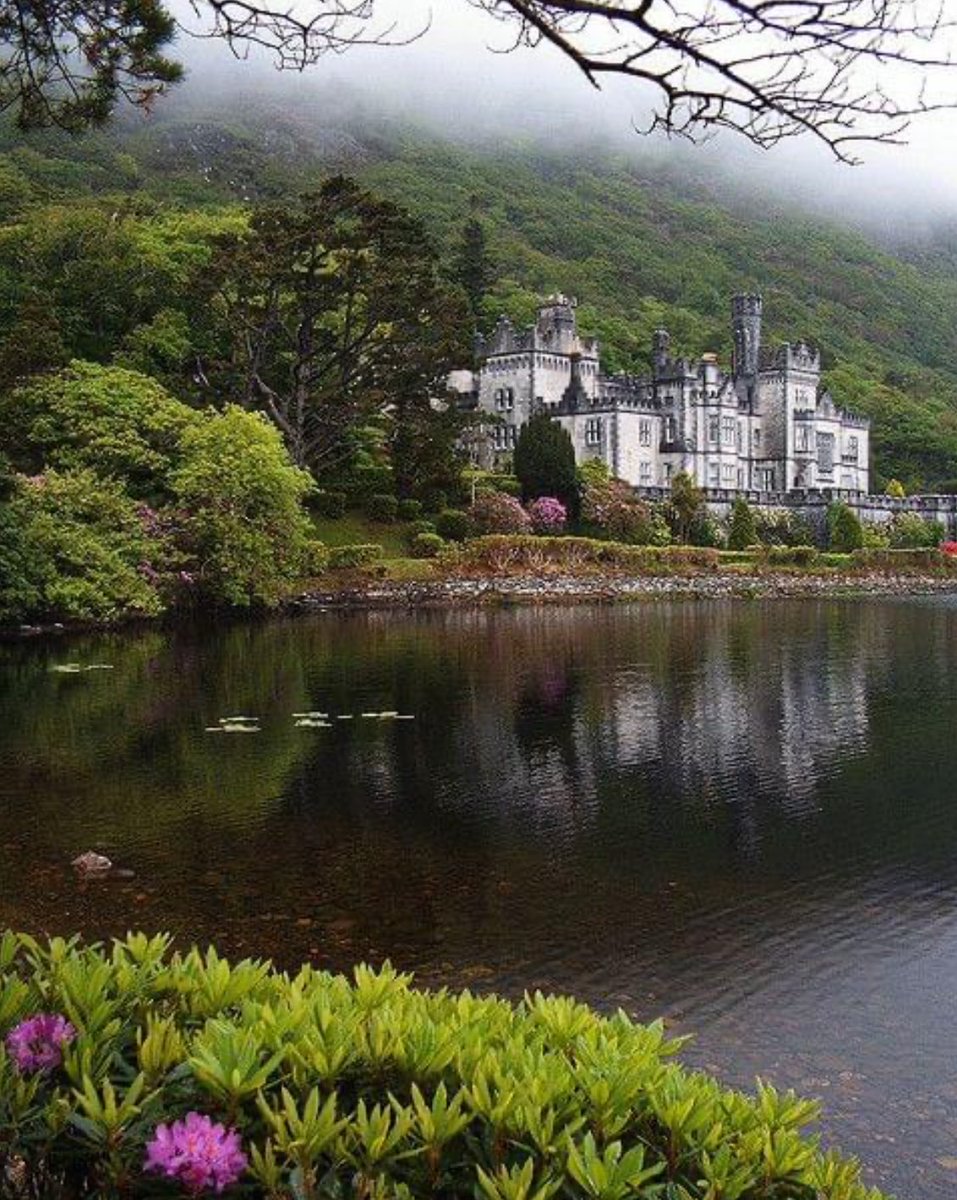 Kylemore Abbey, County Galway, Ireland.😘😘😘😘