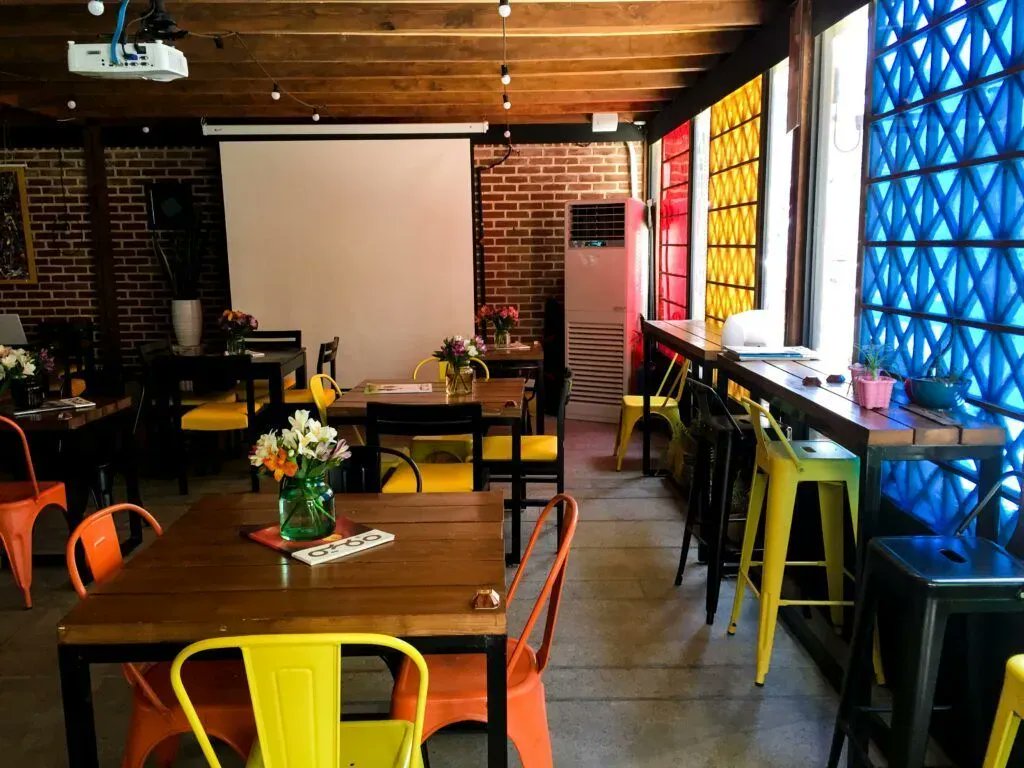 nzwillowcollege's tweet photo. Don't Group your Color all in One Place when Decorating Interiors - find out why not https://t.co/gCaICAIbRj
#interiordesign #color #interiordecorating #interiors #featurewall #colorfulcafe #design #interiordezine #learndesign #designcourse #commercialdesign #cafe https://t.co/zceqonJWY1