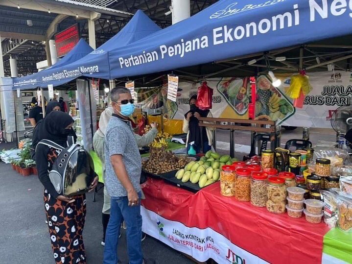 FAMA_Malaysia's tweet photo. 25 Disember 2021 | Gopeng
Sekitar hari kedua Program Jualan My Rakyat @ RTC Perak yang berlangsung bermula 24-26 Disember 2021 dari pukul 10pagi - 10malam..
Pengguna PENGUNA LEBUHRAYA UTARA-SELATAN boleh singgah Di #RnR #RtcPerak https://t.co/iYQu3tzA3G